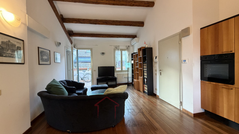 Sara Immobiliare è lieta di presentare un luminoso appartamento trilocale in affitto, situato nel...