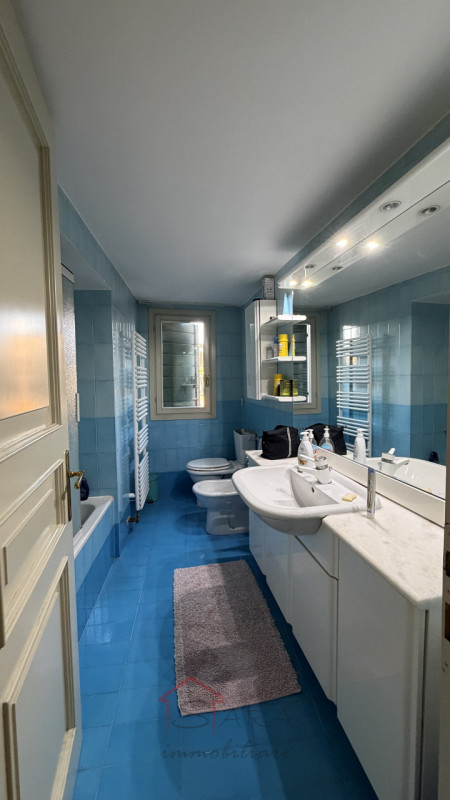 Sara Immobiliare è lieta di presentare un luminoso appartamento trilocale in affitto, situato nel...