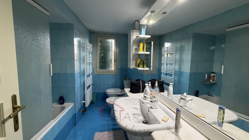 Sara Immobiliare è lieta di presentare un luminoso appartamento trilocale in affitto, situato nel...