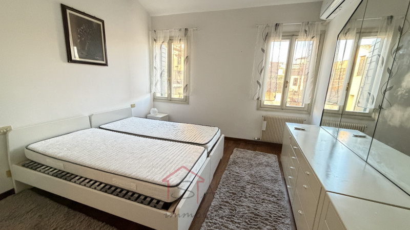 Sara Immobiliare è lieta di presentare un luminoso appartamento trilocale in affitto, situato nel...