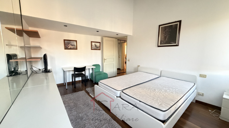 Sara Immobiliare è lieta di presentare un luminoso appartamento trilocale in affitto, situato nel...