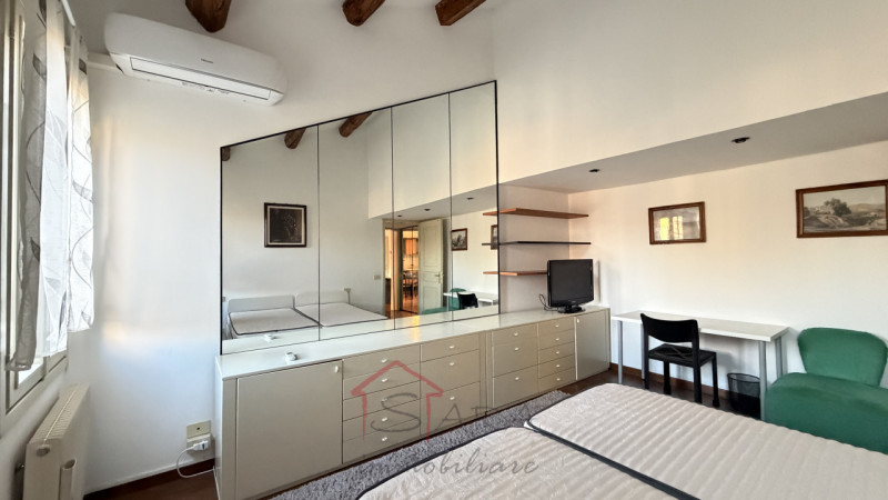 Sara Immobiliare è lieta di presentare un luminoso appartamento trilocale in affitto, situato nel...