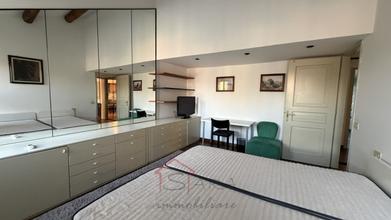 Sara Immobiliare è lieta di presentare un luminoso appartamento trilocale in affitto, situato nel...