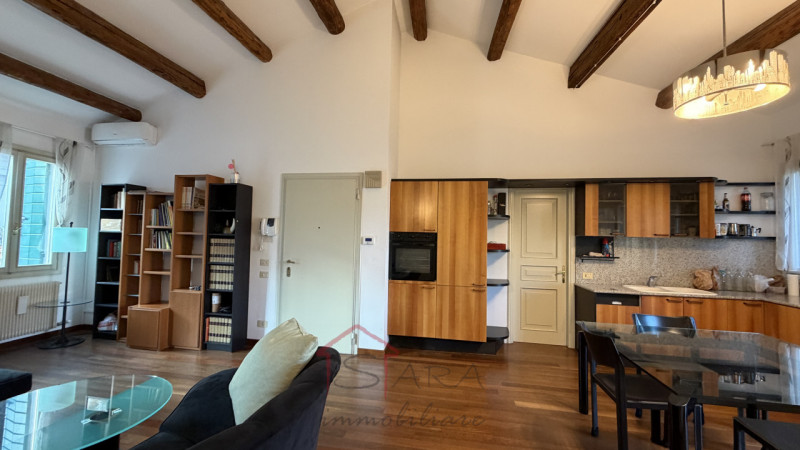 Sara Immobiliare è lieta di presentare un luminoso appartamento trilocale in affitto, situato nel...