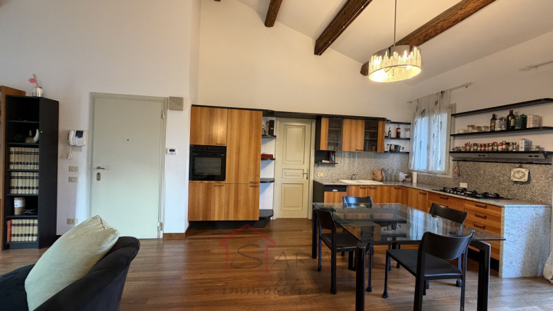 Sara Immobiliare è lieta di presentare un luminoso appartamento trilocale in affitto, situato nel...