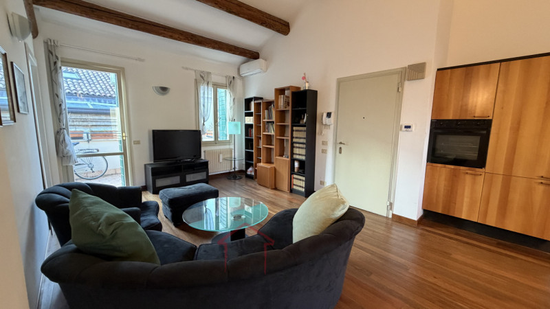 Sara Immobiliare è lieta di presentare un luminoso appartamento trilocale in affitto, situato nel...