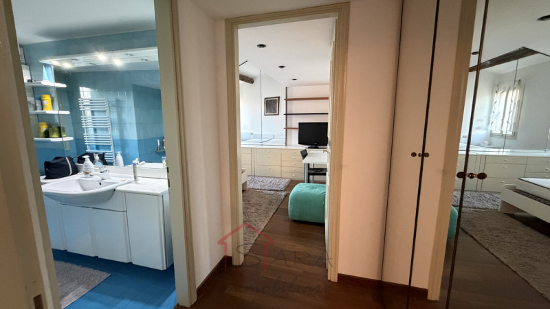 Sara Immobiliare è lieta di presentare un luminoso appartamento trilocale in affitto, situato nel...