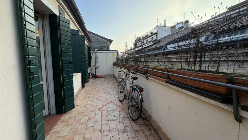 Sara Immobiliare è lieta di presentare un luminoso appartamento trilocale in affitto, situato nel...