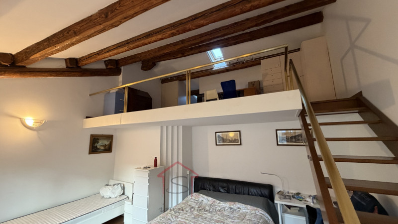 Sara Immobiliare è lieta di presentare un luminoso appartamento trilocale in affitto, situato nel...