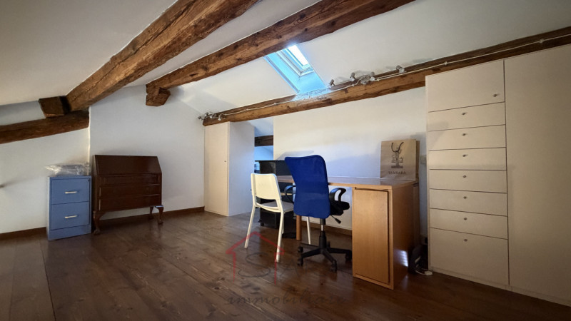 Sara Immobiliare è lieta di presentare un luminoso appartamento trilocale in affitto, situato nel...