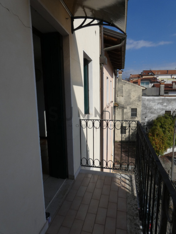 SCHIO: MINIAPPARTAMENTO, ampio e luminoso, completamente arredato, sito al piano secondo di una p...