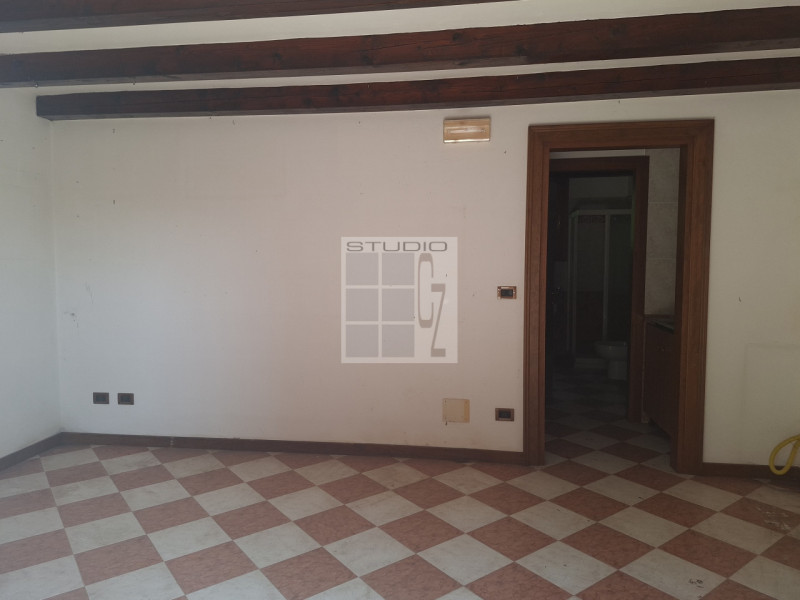 Nel  centro di Piombino Dese, proponiamo in vendita una casa singola dalle generose dimensioni (c...