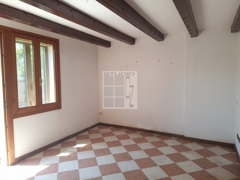 Nel  centro di Piombino Dese, proponiamo in vendita una casa singola dalle generose dimensioni (c...