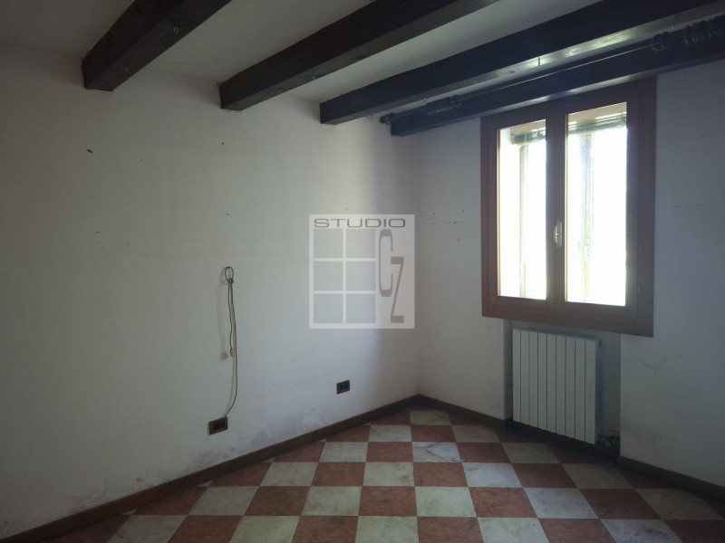 Nel  centro di Piombino Dese, proponiamo in vendita una casa singola dalle generose dimensioni (c...