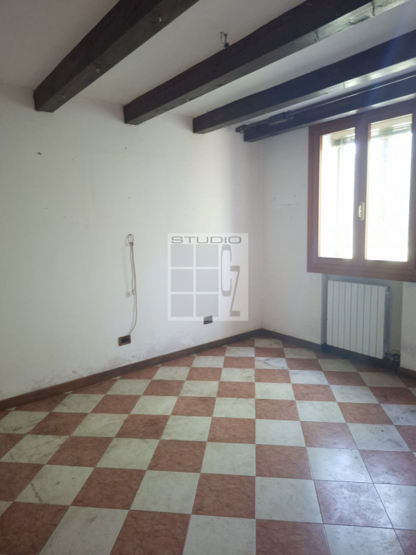 Nel  centro di Piombino Dese, proponiamo in vendita una casa singola dalle generose dimensioni (c...