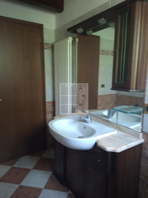 Nel  centro di Piombino Dese, proponiamo in vendita una casa singola dalle generose dimensioni (c...