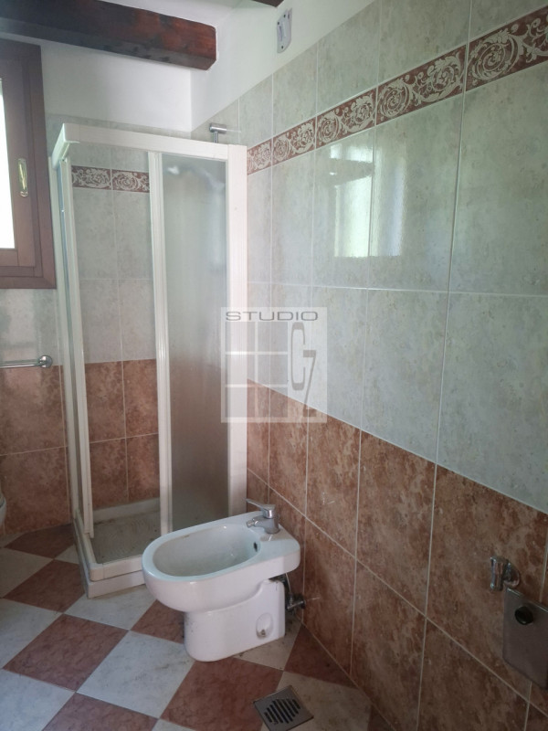 Nel  centro di Piombino Dese, proponiamo in vendita una casa singola dalle generose dimensioni (c...