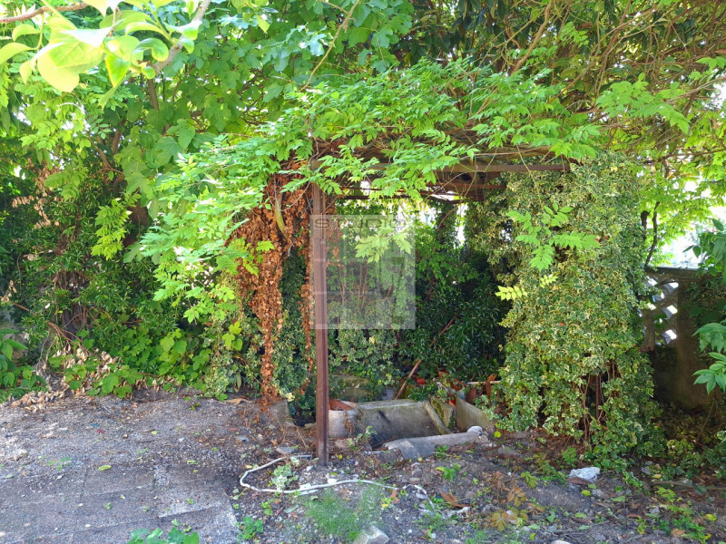 Nel  centro di Piombino Dese, proponiamo in vendita una casa singola dalle generose dimensioni (c...