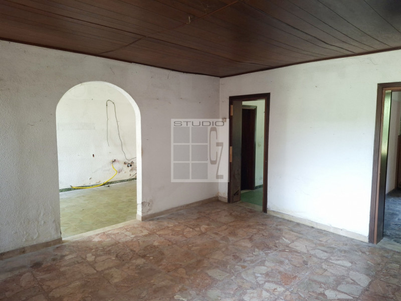 Nel  centro di Piombino Dese, proponiamo in vendita una casa singola dalle generose dimensioni (c...