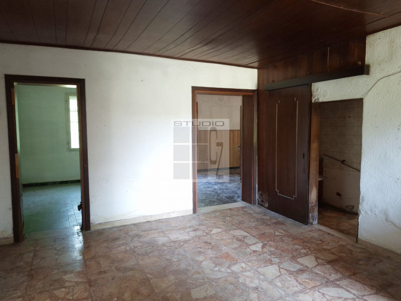 Nel  centro di Piombino Dese, proponiamo in vendita una casa singola dalle generose dimensioni (c...