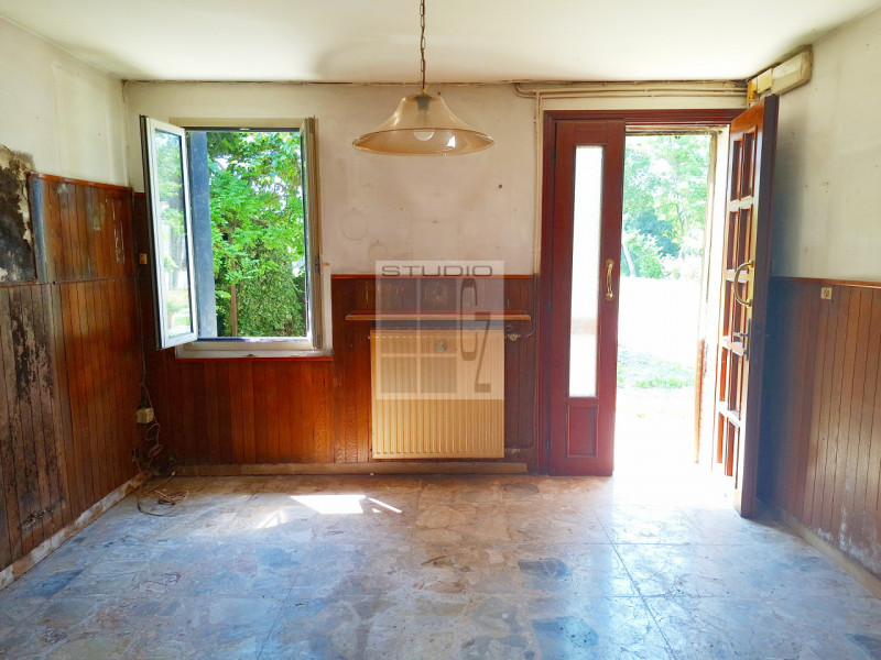 Nel  centro di Piombino Dese, proponiamo in vendita una casa singola dalle generose dimensioni (c...