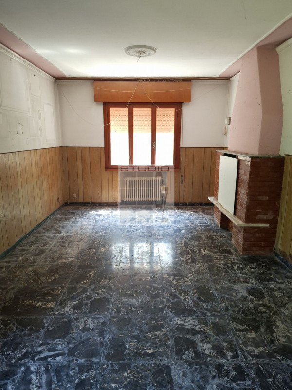 Nel  centro di Piombino Dese, proponiamo in vendita una casa singola dalle generose dimensioni (c...