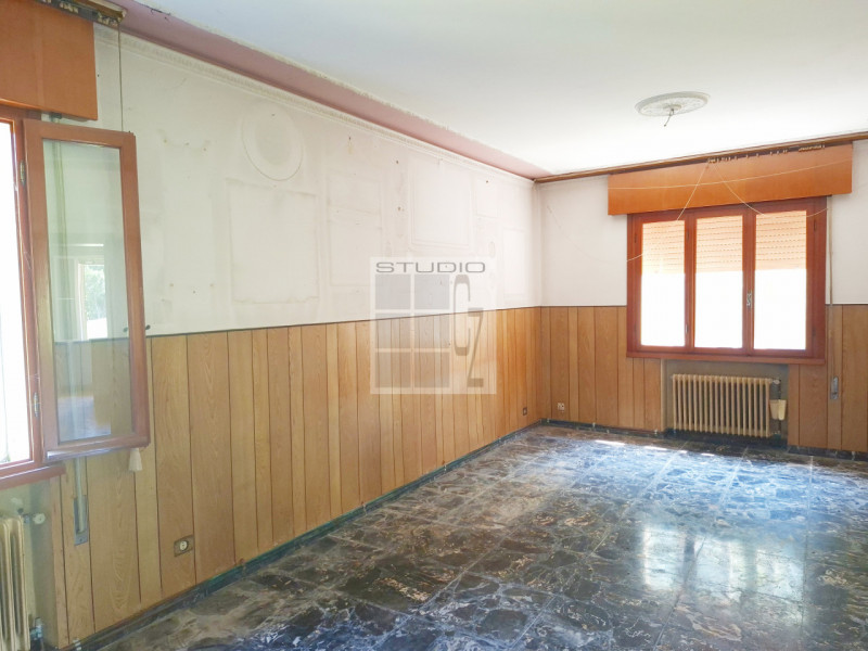 Nel  centro di Piombino Dese, proponiamo in vendita una casa singola dalle generose dimensioni (c...