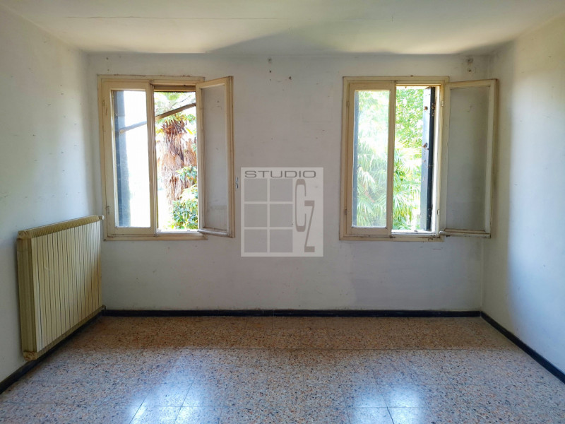 Nel  centro di Piombino Dese, proponiamo in vendita una casa singola dalle generose dimensioni (c...