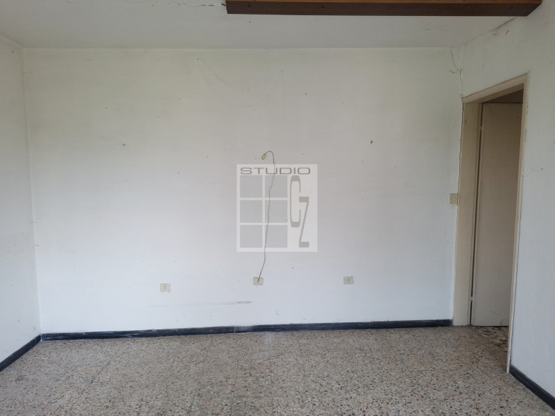 Nel  centro di Piombino Dese, proponiamo in vendita una casa singola dalle generose dimensioni (c...