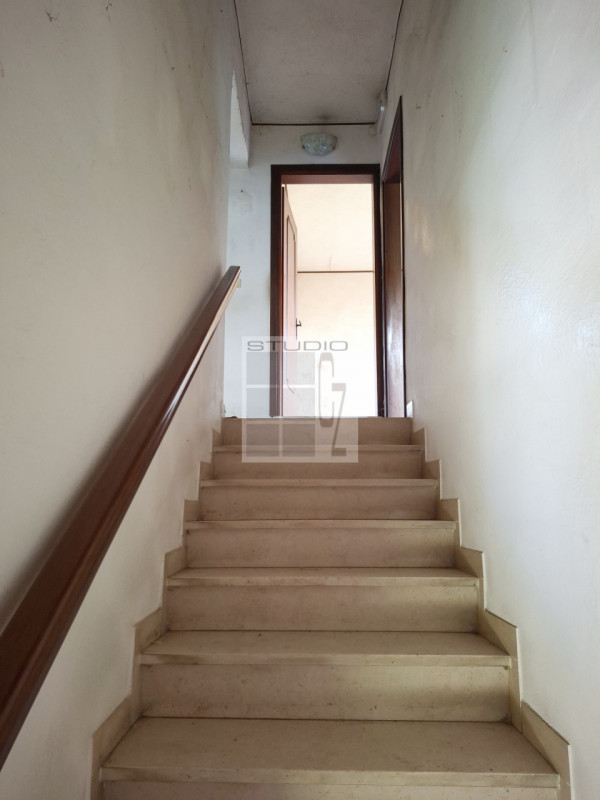 Nel  centro di Piombino Dese, proponiamo in vendita una casa singola dalle generose dimensioni (c...