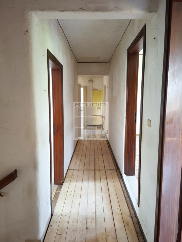 Nel  centro di Piombino Dese, proponiamo in vendita una casa singola dalle generose dimensioni (c...