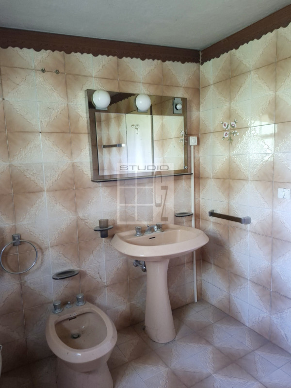 Nel  centro di Piombino Dese, proponiamo in vendita una casa singola dalle generose dimensioni (c...