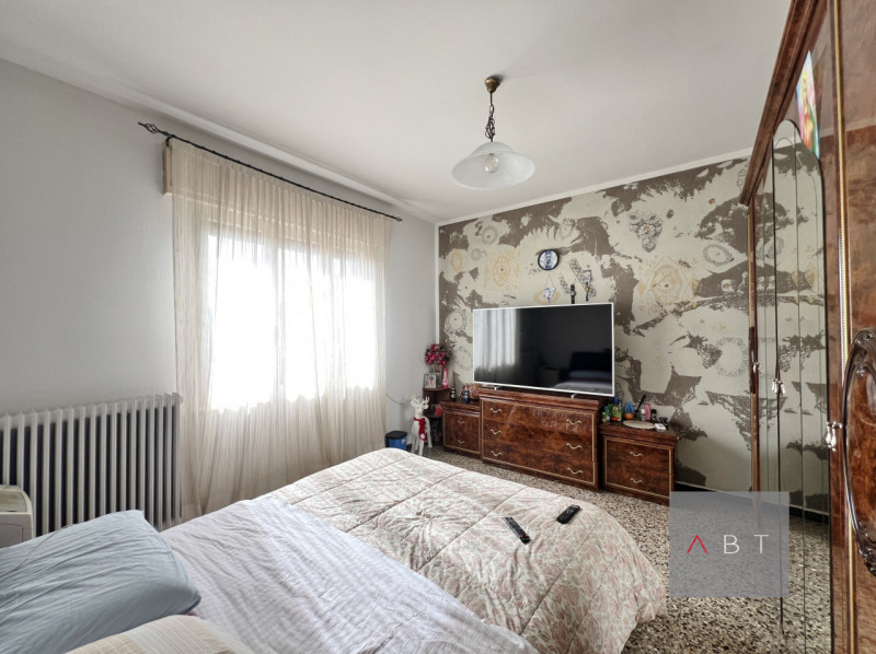 Casa singola composta di: ingresso, soggiorno, cucina, cantina, quattro camere, centrale termica,...