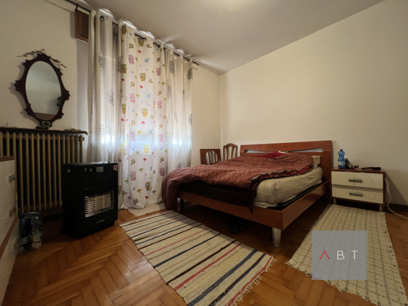 Casa singola composta di: ingresso, soggiorno, cucina, cantina, quattro camere, centrale termica,...