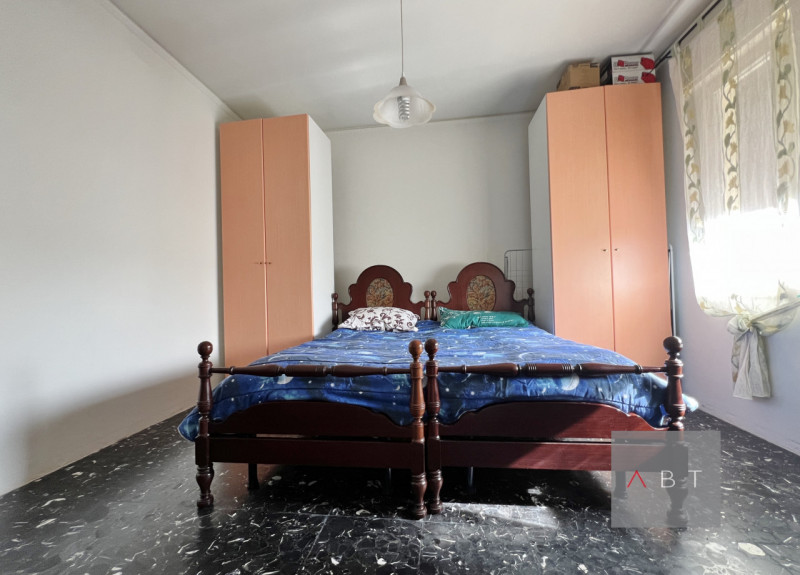 Casa singola composta di: ingresso, soggiorno, cucina, cantina, quattro camere, centrale termica,...