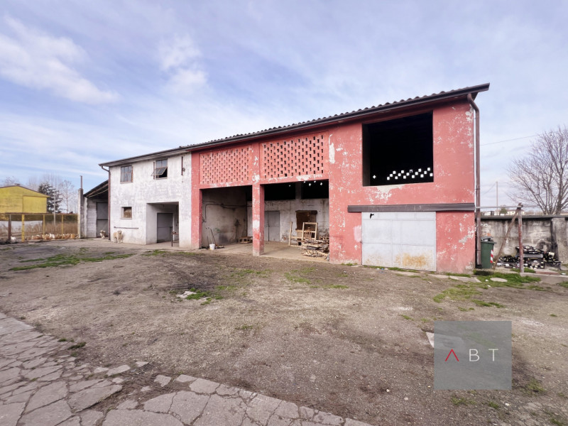 Casa singola composta di: ingresso, soggiorno, cucina, cantina, quattro camere, centrale termica,...