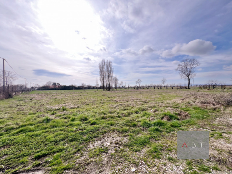 Casa singola composta di: ingresso, soggiorno, cucina, cantina, quattro camere, centrale termica,...