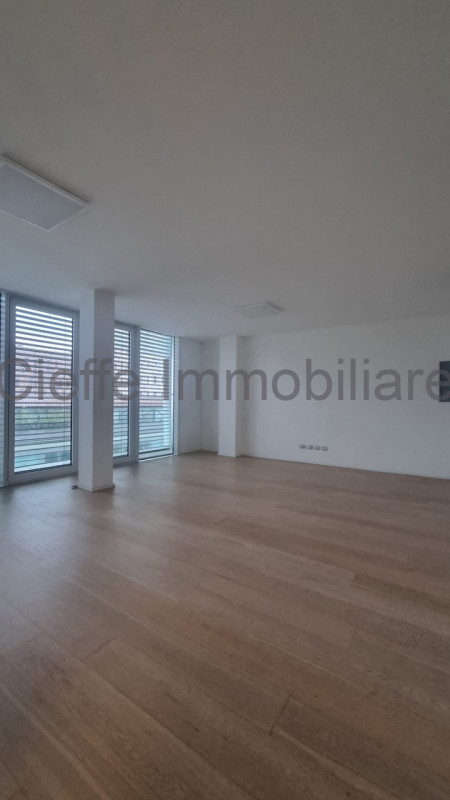 Scopri questo bellissimo appartamento quadrilocale situato al 4° piano con ascensore, in una dell...