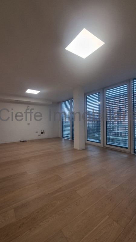 Scopri questo bellissimo appartamento quadrilocale situato al 4° piano con ascensore, in una dell...