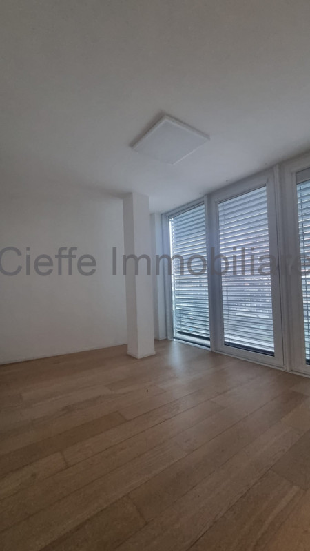 Scopri questo bellissimo appartamento quadrilocale situato al 4° piano con ascensore, in una dell...