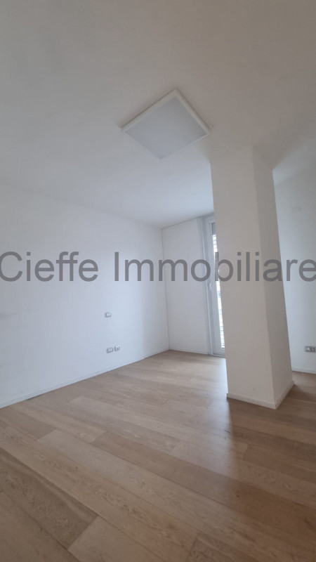 Scopri questo bellissimo appartamento quadrilocale situato al 4° piano con ascensore, in una dell...