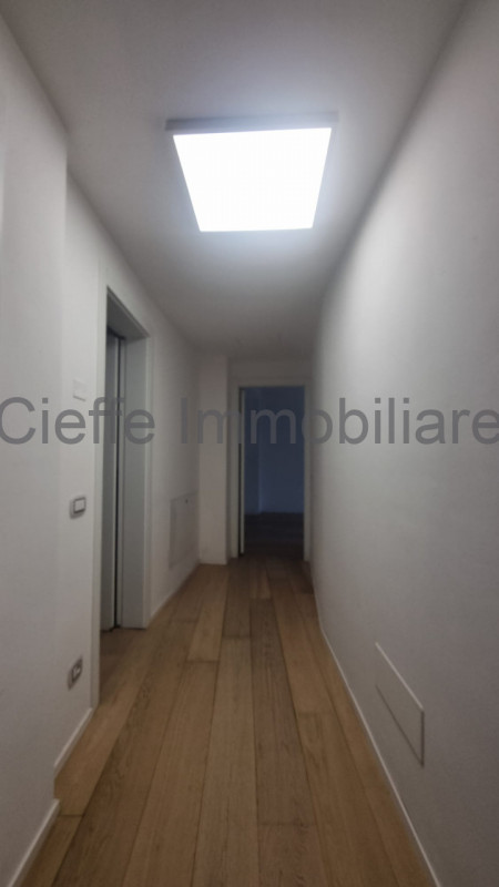 Scopri questo bellissimo appartamento quadrilocale situato al 4° piano con ascensore, in una dell...