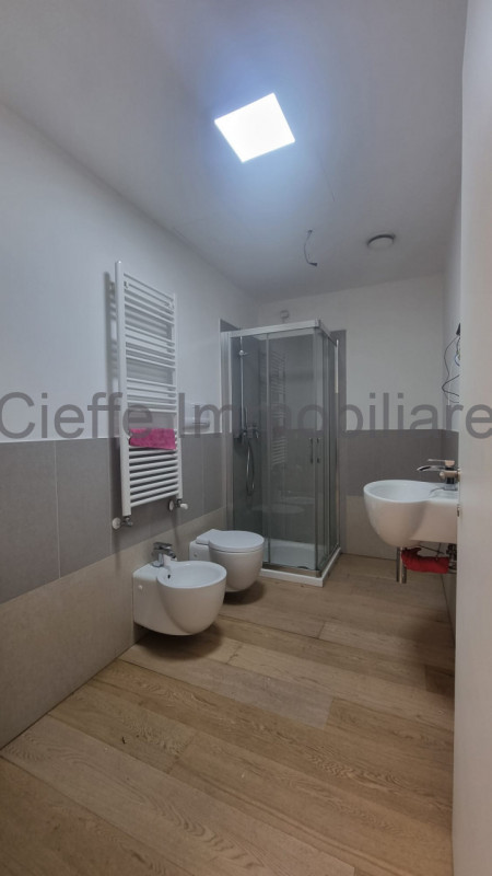 Scopri questo bellissimo appartamento quadrilocale situato al 4° piano con ascensore, in una dell...