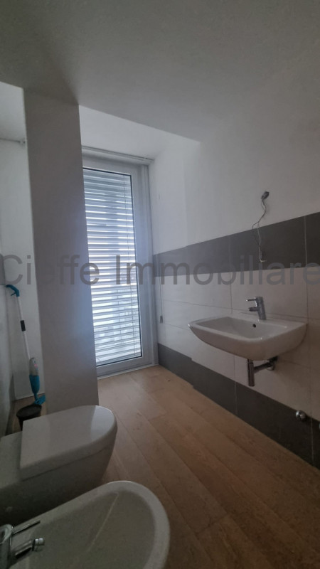 Scopri questo bellissimo appartamento quadrilocale situato al 4° piano con ascensore, in una dell...