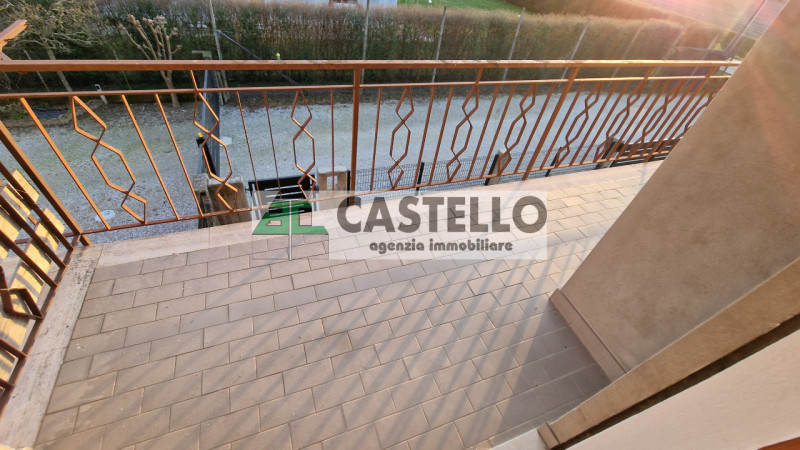 Campodarsego zona Bosco del Vescovo proponiamo in esclusiva porzione centrale di trifamiliare, li...