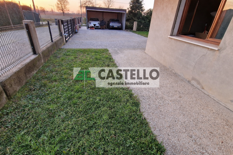 Campodarsego zona Bosco del Vescovo proponiamo in esclusiva porzione centrale di trifamiliare, li...