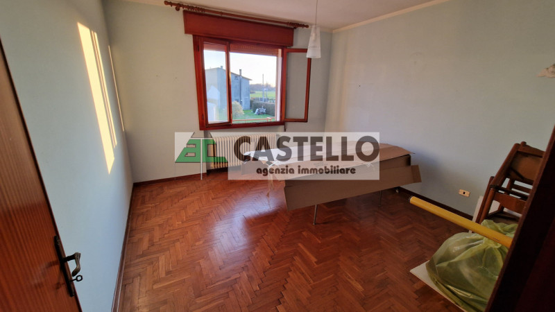 Campodarsego zona Bosco del Vescovo proponiamo in esclusiva porzione centrale di trifamiliare, li...