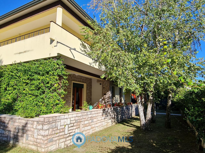 CASA SINGOLA CENTRALISSIMA AD ABANO €.423.000 - rif.JP512

Scopri questa esclusiva casa singola, ...