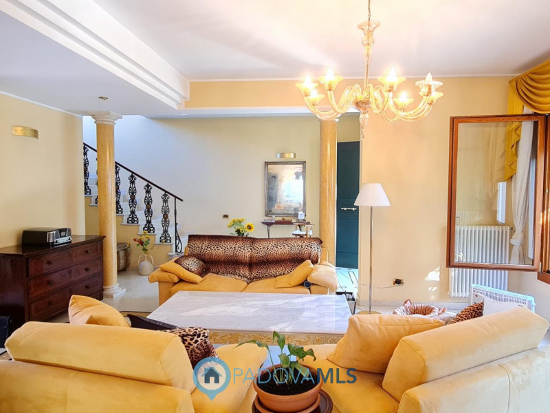 CASA SINGOLA CENTRALISSIMA AD ABANO €.423.000 - rif.JP512

Scopri questa esclusiva casa singola, ...