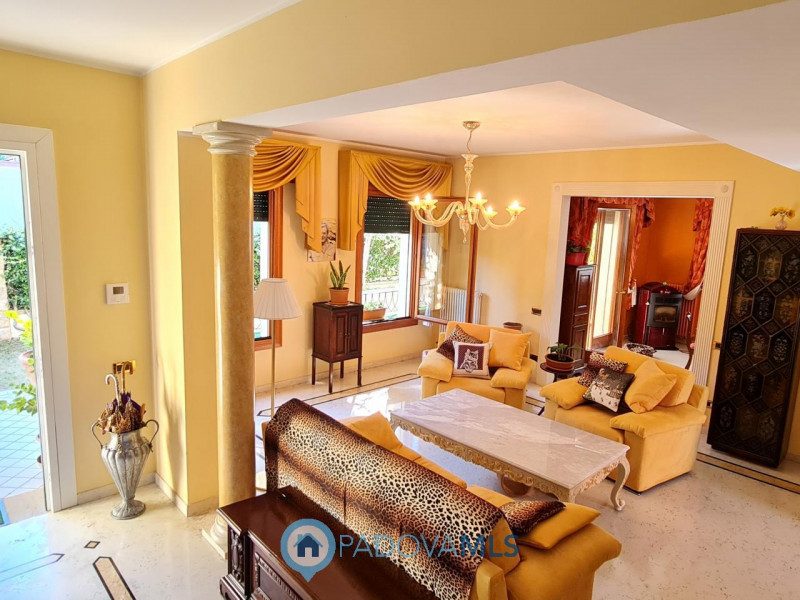 CASA SINGOLA CENTRALISSIMA AD ABANO €.423.000 - rif.JP512

Scopri questa esclusiva casa singola, ...